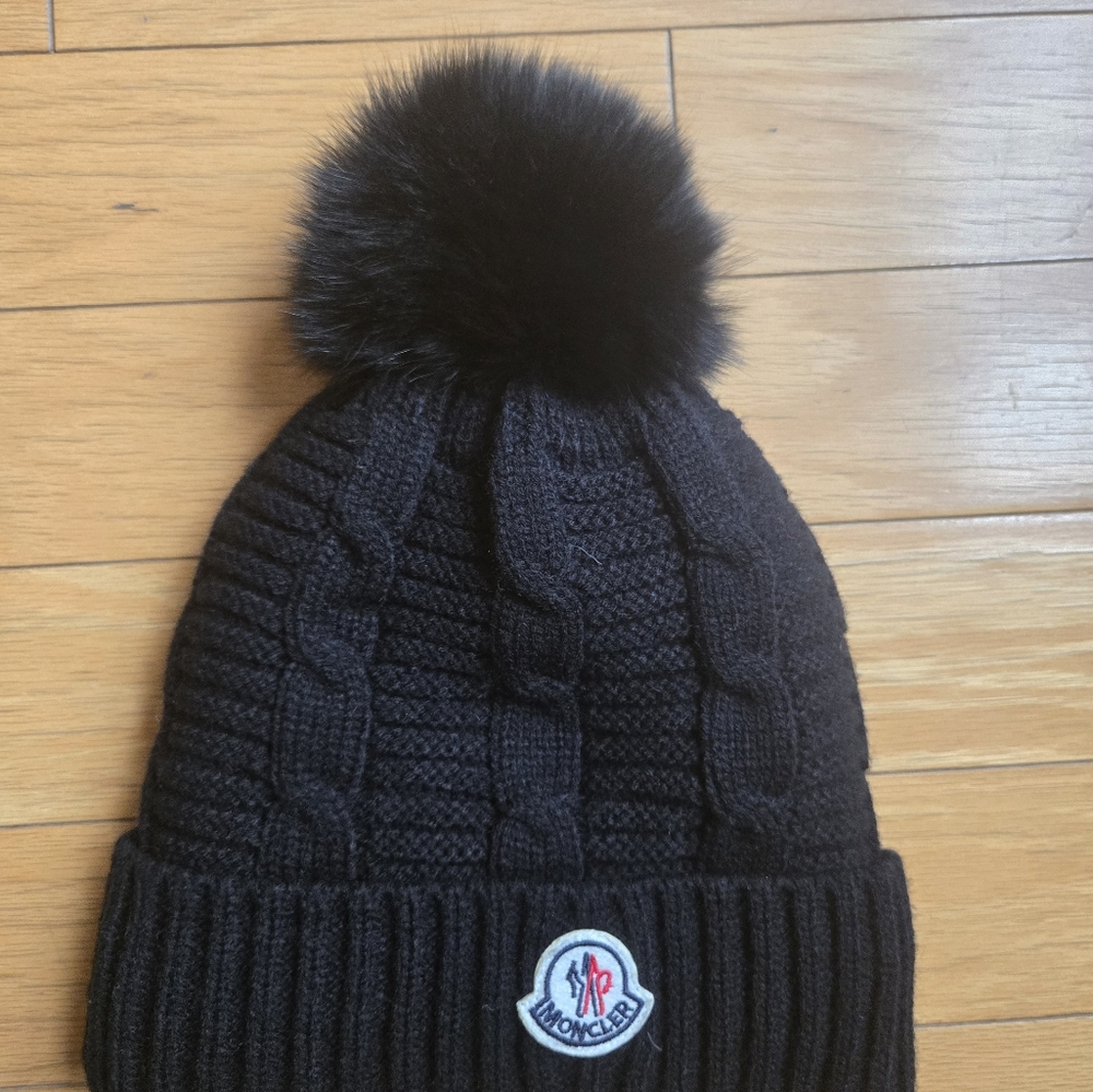 Black hat with pom pom women kids